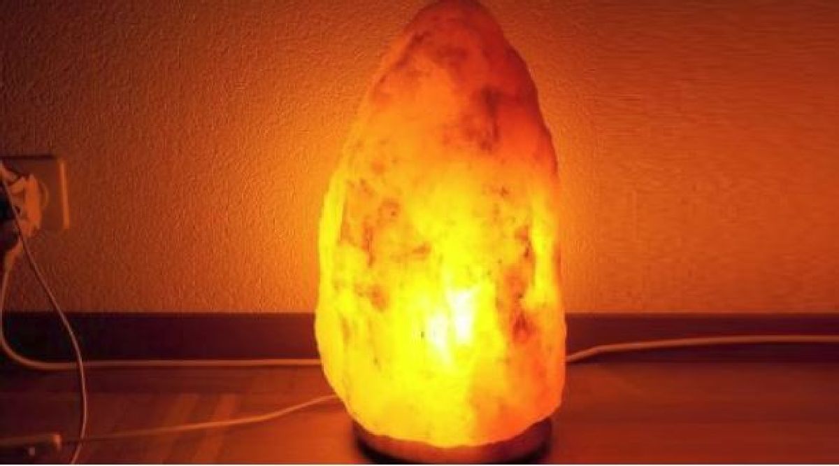 3 choses étonnantes qui se produisent lorsque vous mettez une lampe de sel d’Himalaya près de votre lit