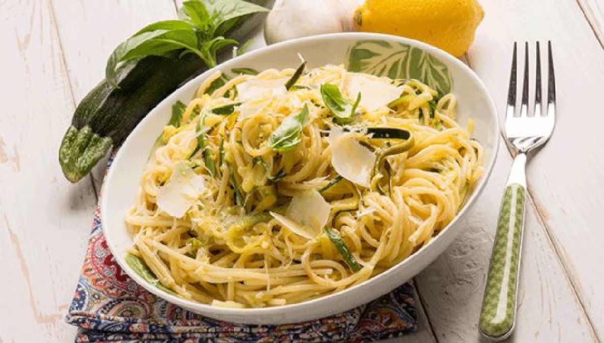 2 recettes saines et délicieuses à base de spaghettis de courgettes (sans gluten)