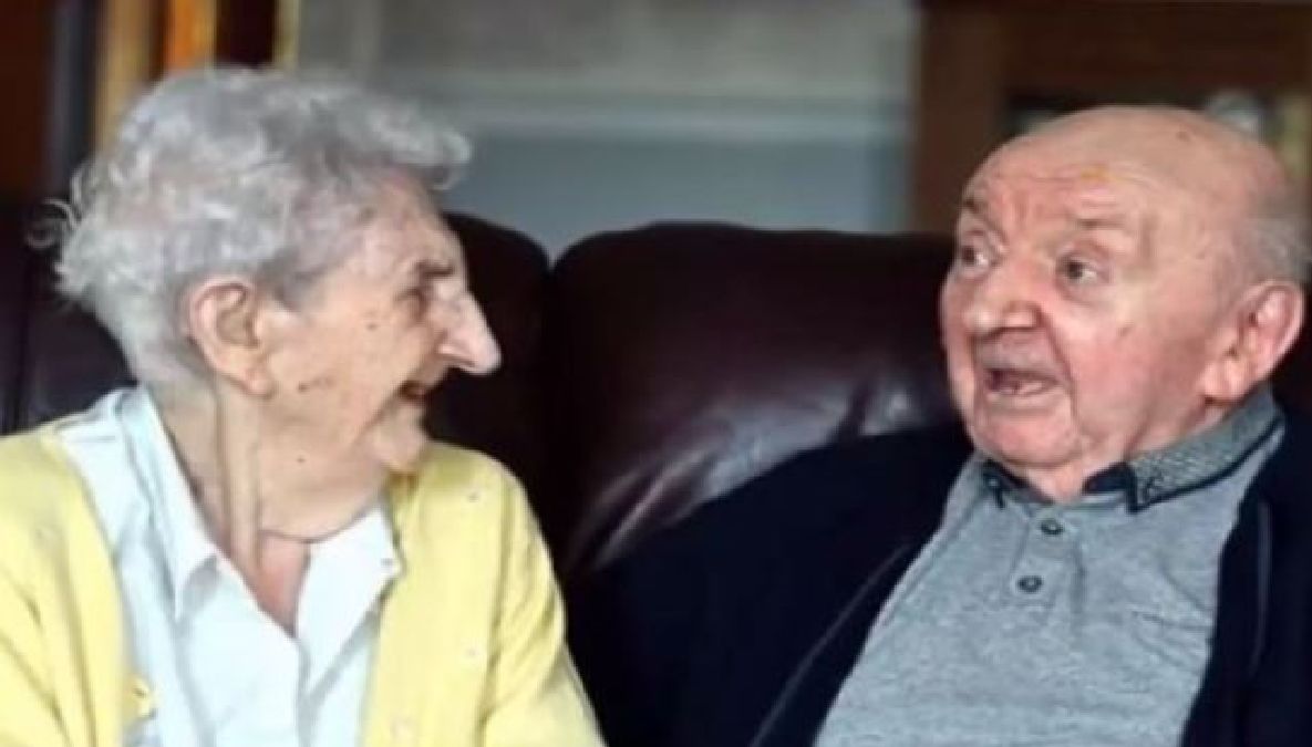 Une femme de 98 ans intègre une maison de retraite pour s’occuper de son fils de 80 ans
