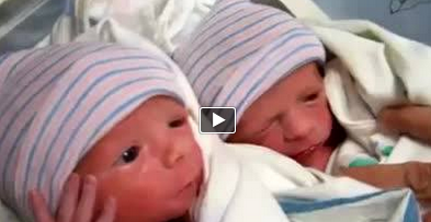 Deux bébés jumeaux trop mignons seulement 15 minutes après leur naissance