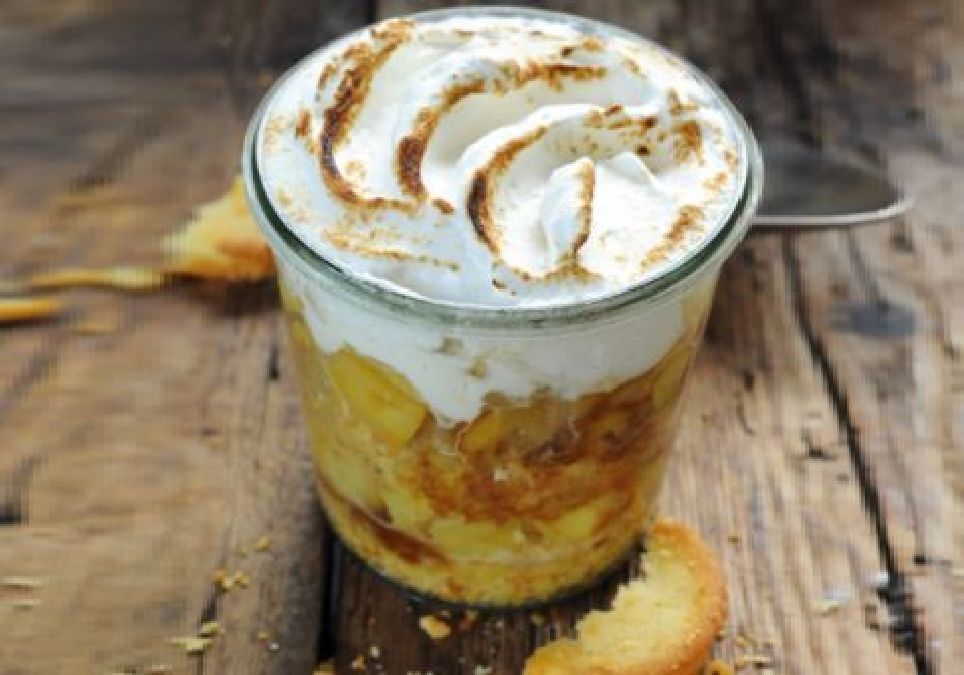 Dessert en bocaux : pommes, spéculoos et crème fouettée