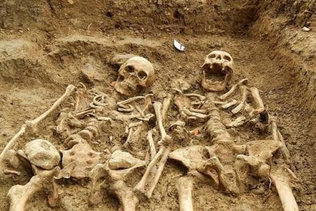 Inséparables même dans la tombe, Ils ont passé 700 ans main dans la main