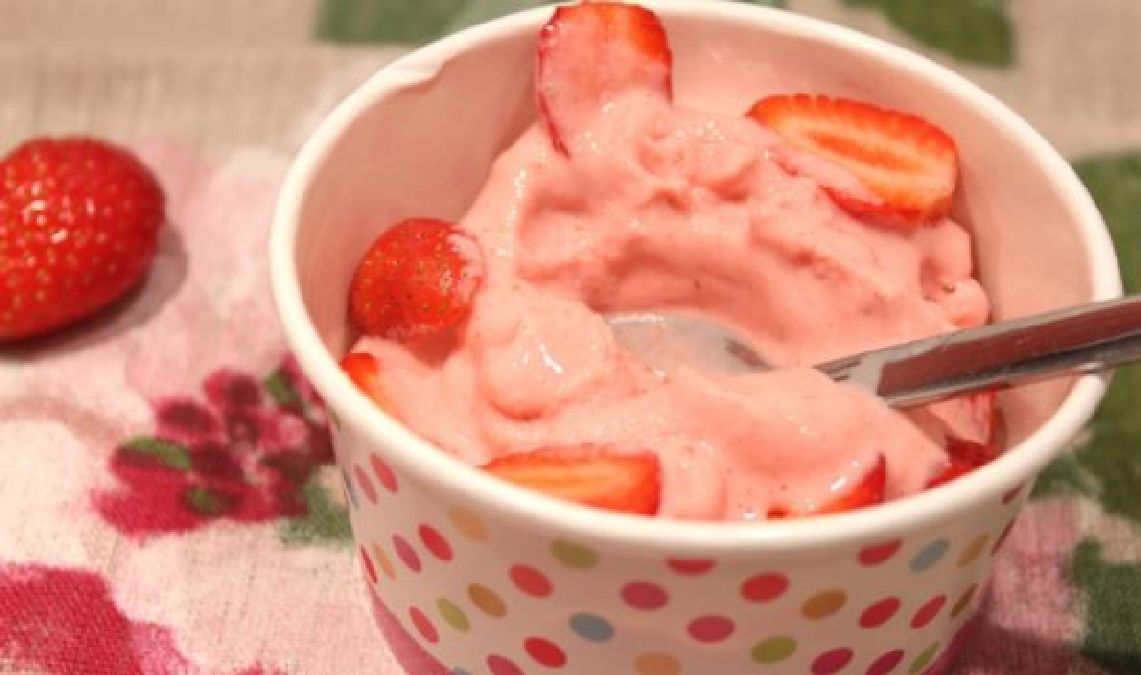Un dessert facile pour vos fêtes de fin d’année: Un yaourt glacé à la fraise