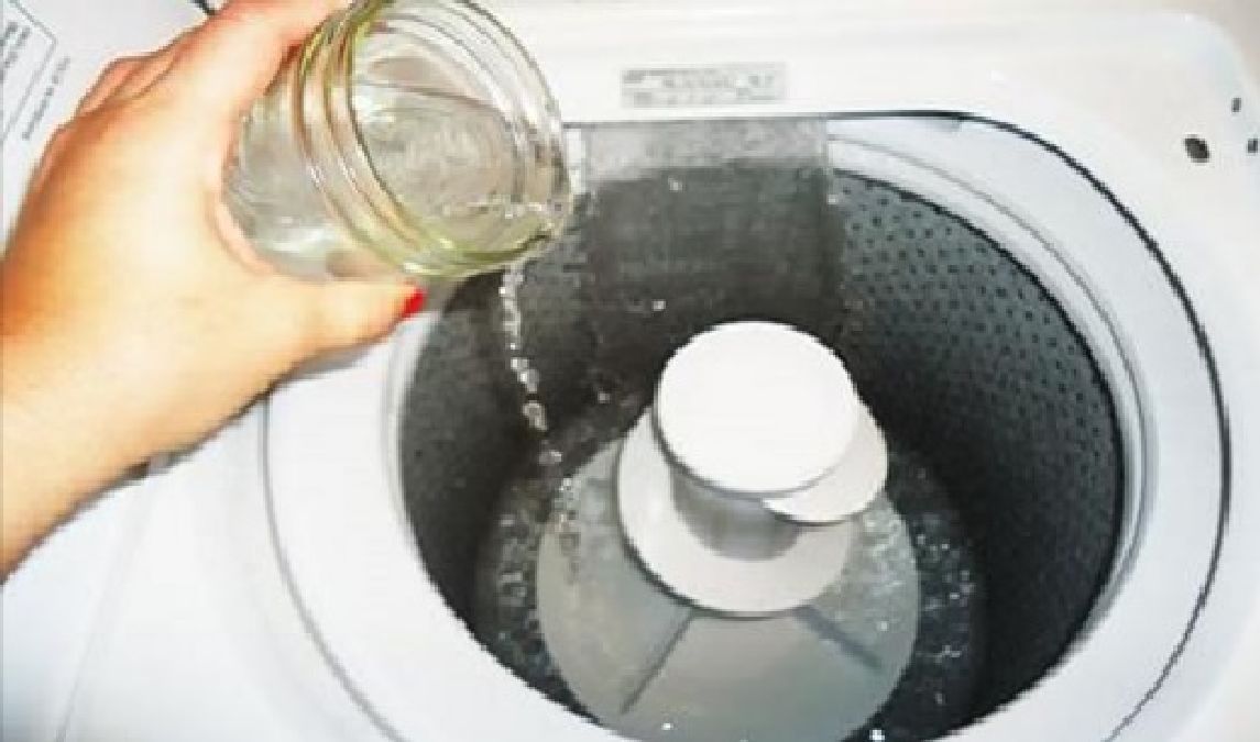 Avant de lancer une machine à laver, ajoutez une demi-tasse de ce liquide. Les résultats vont vous impressionner!