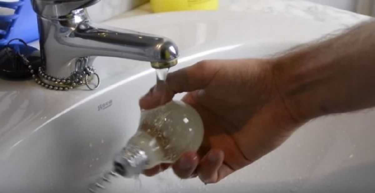Il passe une ampoule sous l’eau…  idées brillantes pour réutiliser votre ampoule électrique grillée
