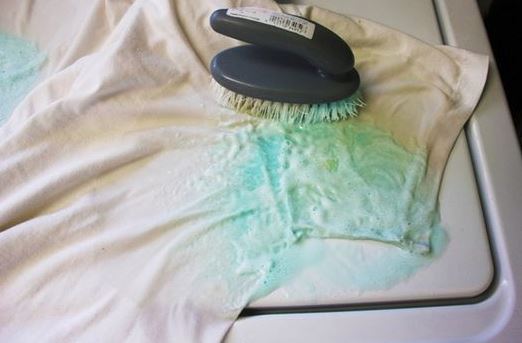 Comment éliminer les taches jaunes sous les aisselles de vos chemises