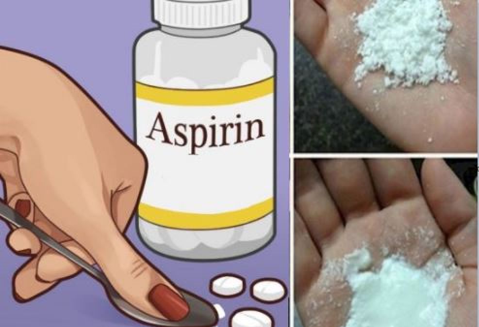 Elle applique de l’aspirine écrasé et Elle se débarrasse d’un problème gênant