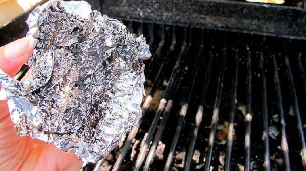 Le nettoyage astucieux de la grille de votre barbecue en un clin d’œil.