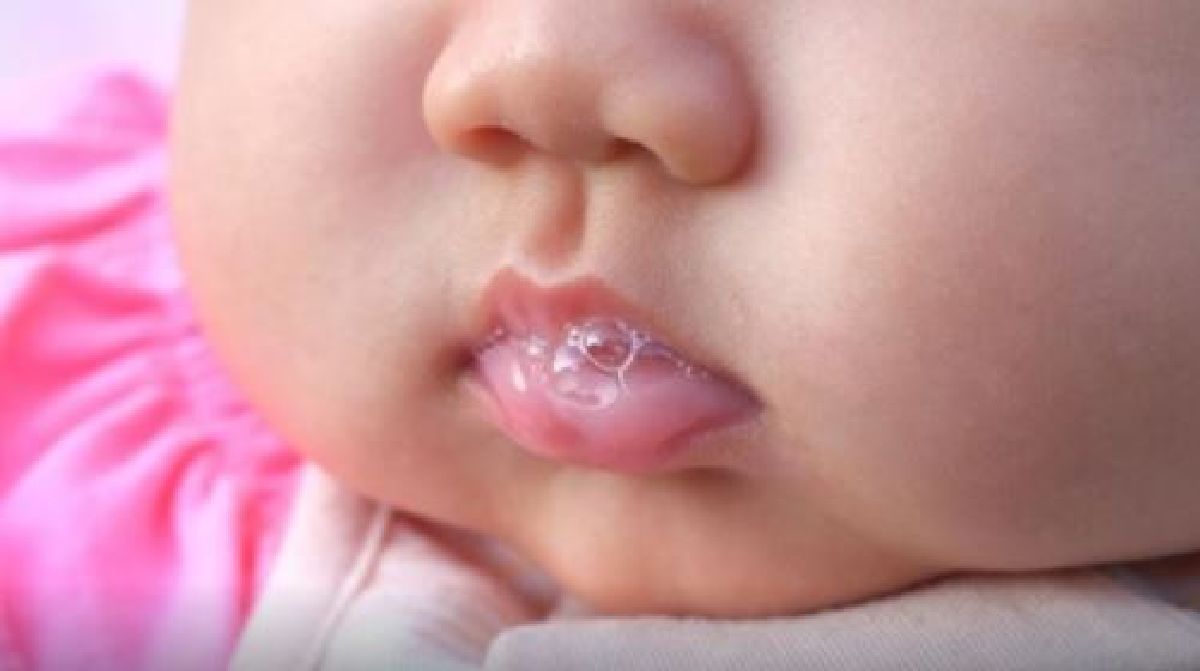 4 causes communes qui font que votre bébé régurgite
