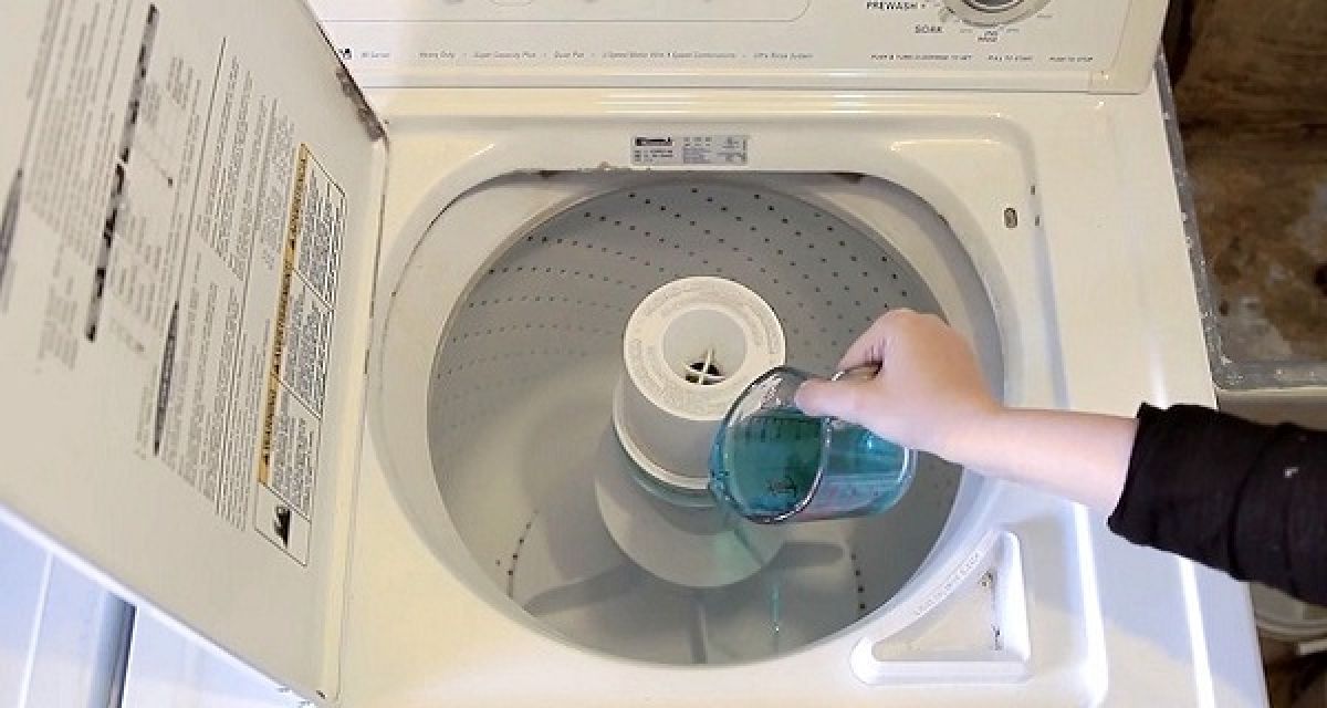 Elle verse une tasse de bain de bouche dans sa machine à laver…découvrons la raison et testons la !