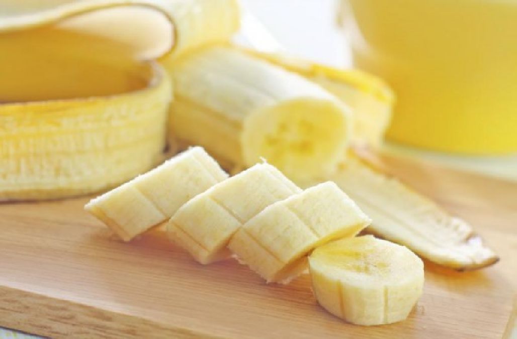 Pourquoi vous devriez commencer votre journée avec une banane et un verre d’eau chaude