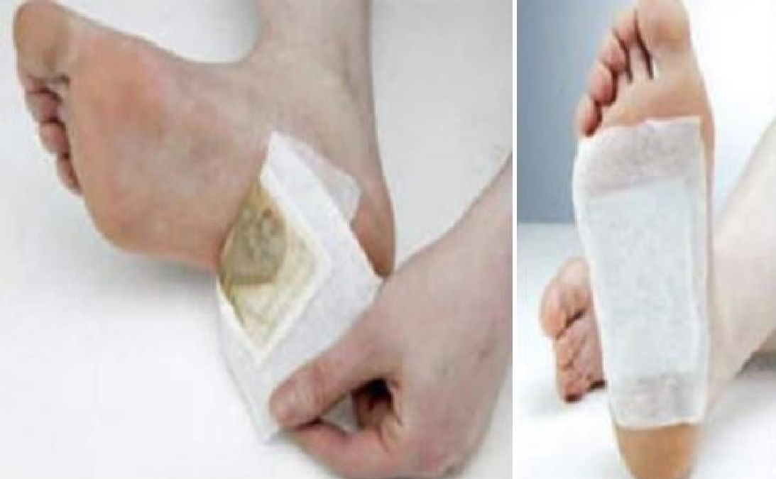 Ces bandes détoxifiantes pour les pieds: vous aideront à éliminer les toxines de votre corps