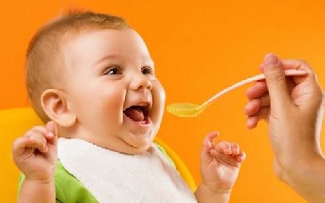 Voici pourquoi vous devez éloigner le sel et le sucre de la nourriture de votre bébé durant la première année de vie