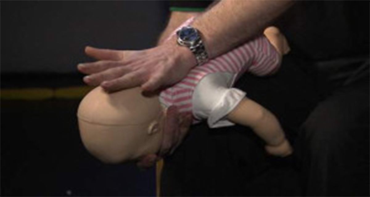 Comment faire pour sauver un bébé qui s’étouffe. Les derniers conseils des médecins