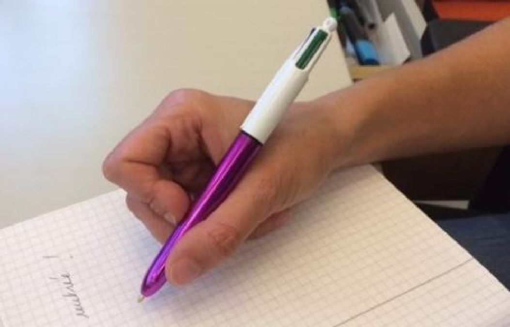 La marque BIC remplace la couleur verte  de son fameux stylo 4 couleurs par un porte-mine
