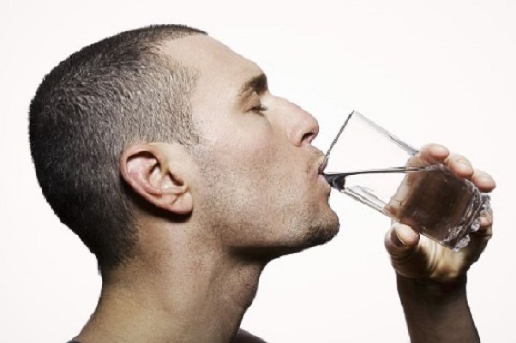 Saviez-vous que vous buvez de l’eau de la mauvaise manière?