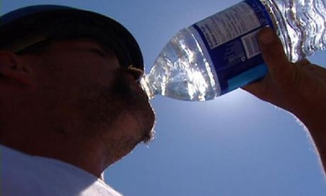 Il a décidé de boire trois litres d’eau quotidiennement pendant 30 jours, et les changements l’ont choqué