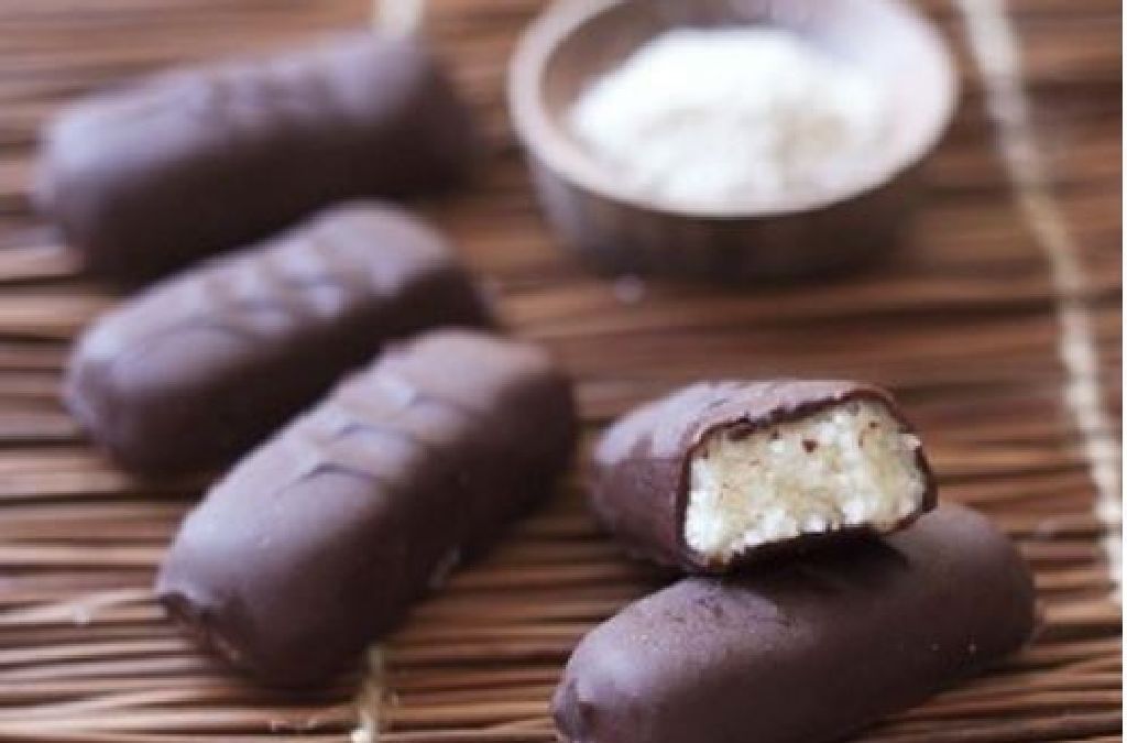 Préparez  votre  barre de Bounty fait maison avec une délicieuse recette de chocolat à la noix de coco !