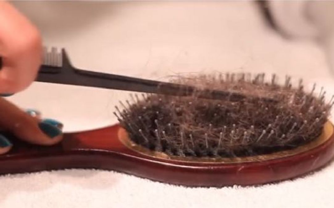 Comment nettoyer et désinfecter les peignes et les brosses à cheveux!