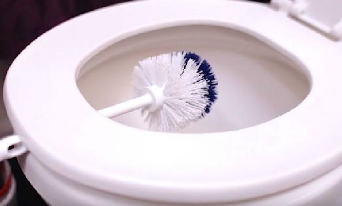 Cette astuce vous permettra de nettoyer votre brosse à récurer très facilement