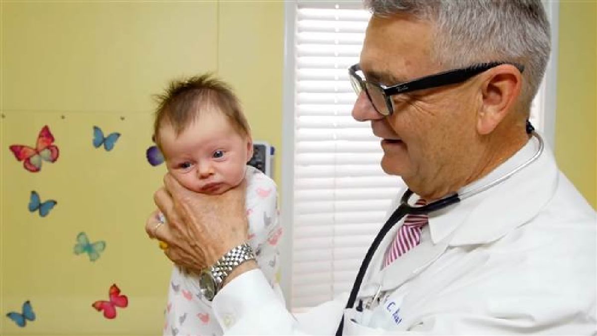Calmer un bébé en crise de pleurs ! Un pédiatre livre sa méthode infaillible.