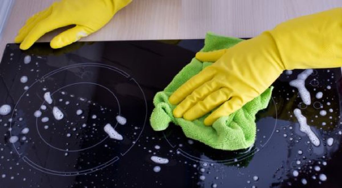 Cette astuce vous permettra de nettoyer votre plaque de cuisson en vitrocéramique sans aucun effort