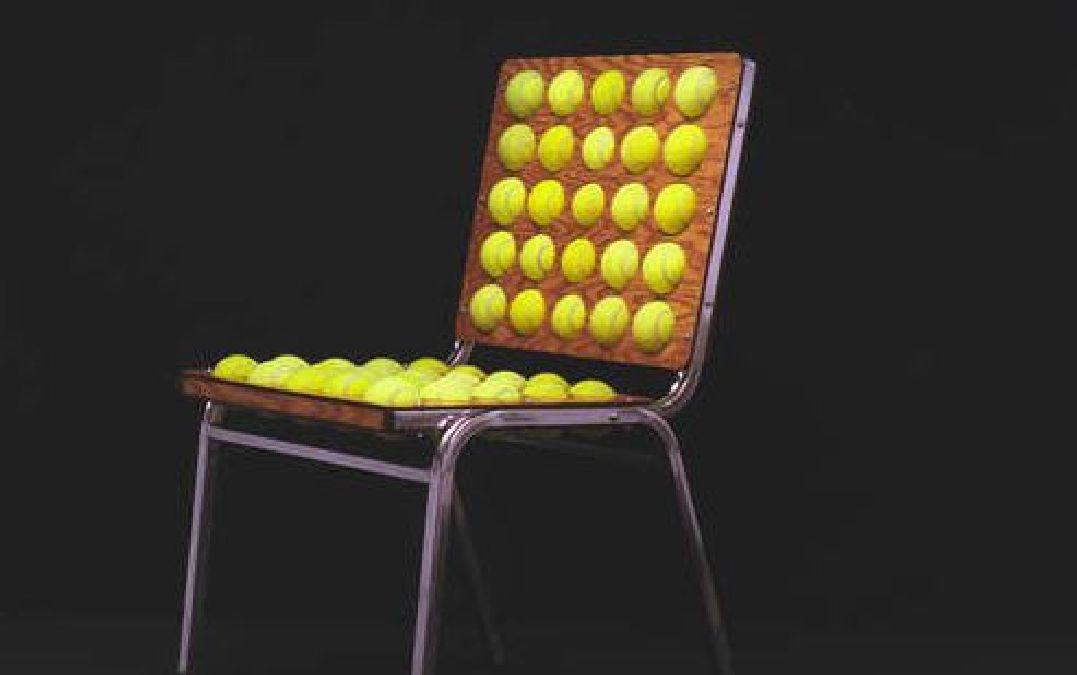 Elle recouvre des chaises avec des balles de tennis. Vous n’auriez jamais pensé à cette astuce.