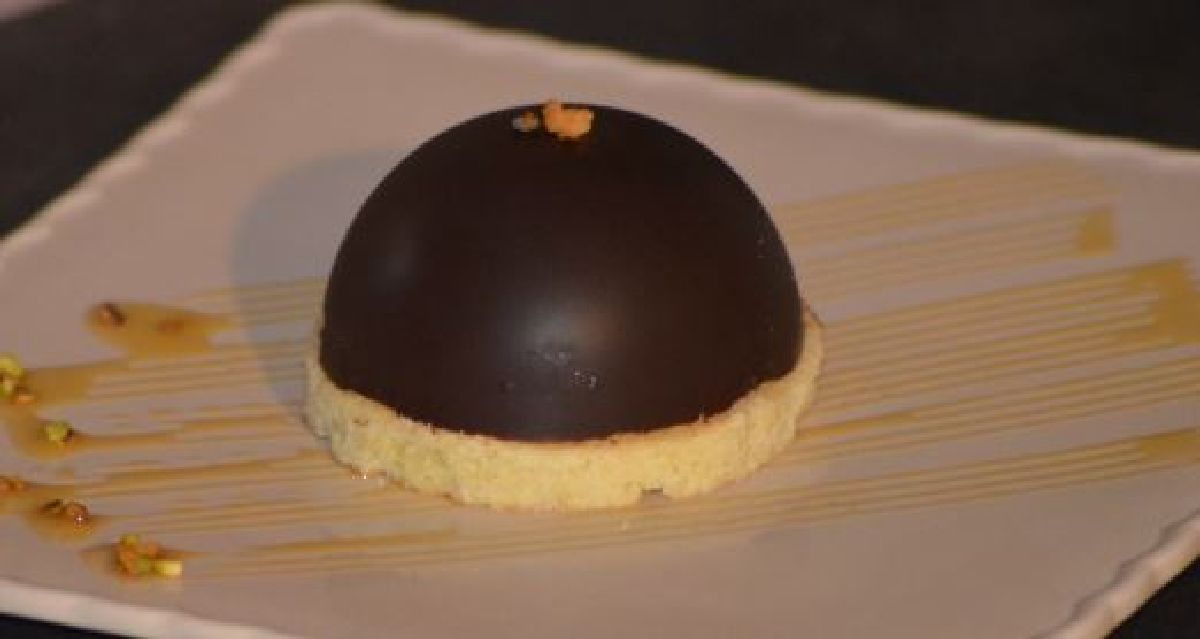 Recette d’un délicieux dessert élégant et gourmand : Le dôme  mousse au chocolat ,cœur caramel,et croustillant pralinoise !