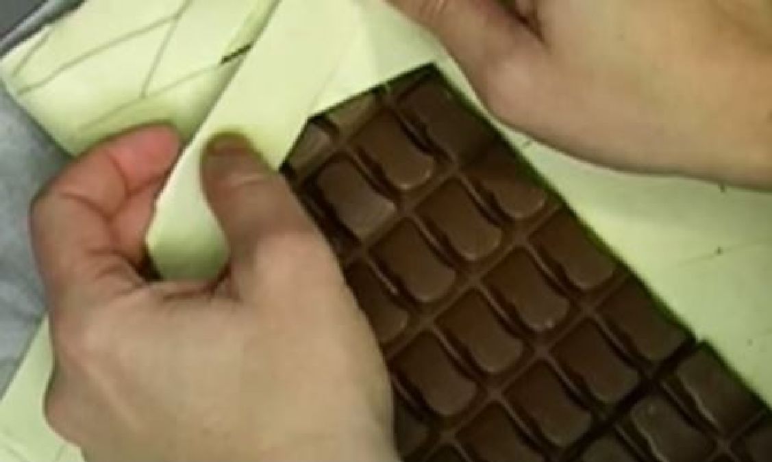 Elle met une tablette de chocolat au four. Vous allez vouloir faire la même chose après avoir vu le résultat!