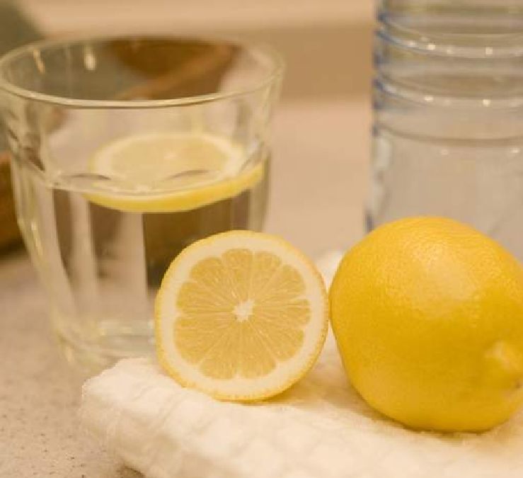 Pourquoi vous ne devriez jamais mettre une rondelle de citron dans votre verre d’eau