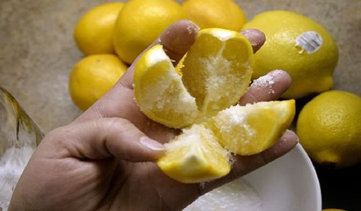 Coupez un citron en 4, et saupoudrez les morceaux de gros sel et laissez-le dans la cuisine . les effet .