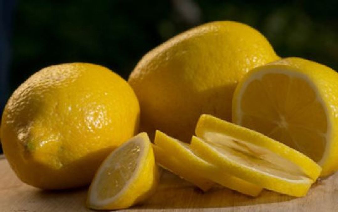 Mettez un citron coupé sur votre table avant de dormir et vous allez voir les résultats