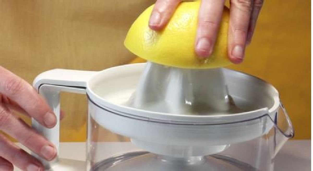 Elle presse un citron dans son eau chaque matin : Découvrez la raison !