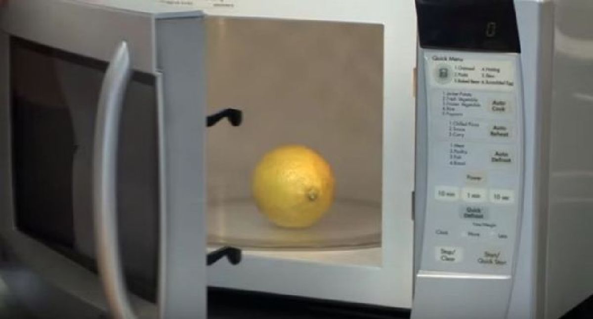 Elle met un citron au micro-ondes pendant 20 secondes. Quand vous verrez le résultat, vous voudriez faire la même chose !