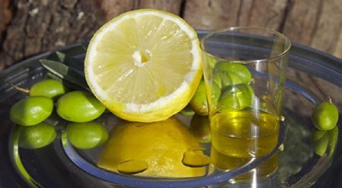 Pressez un citron dans l’huile d’olive et vous n’arrêterez plus jamais d’utiliser cette mixture ! Découvrez pourquoi