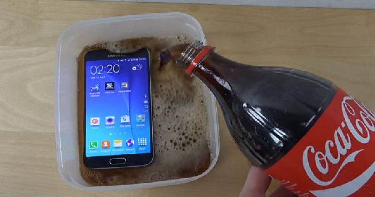 Il trempe son nouveau Samsung S6 dans un bol rempli de Coca cola : vous ne croirez pas ce qui arrive une minute après !