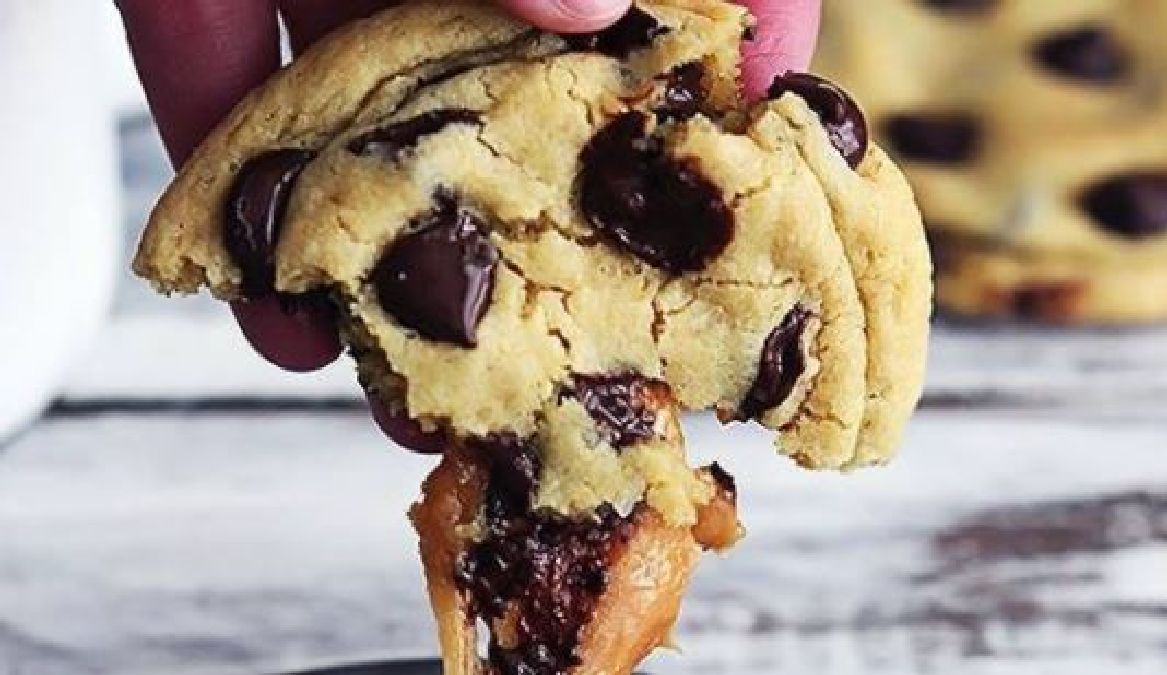 Un pur délice : Cookies moelleux aux pépites de chocolat et cœur fondant au caramel