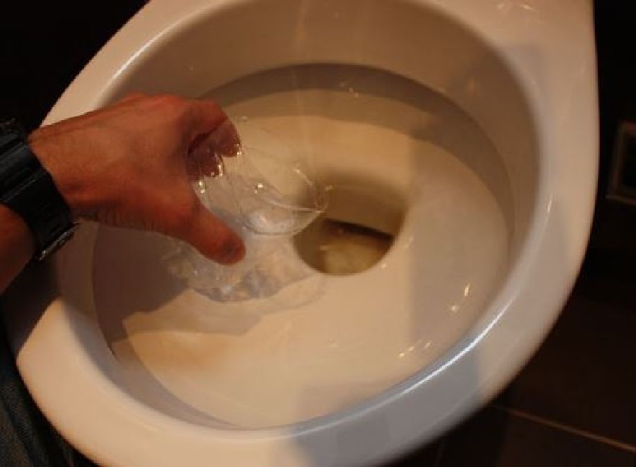 Nettoyer et désinfecter efficacement la cuvette des toilettes avec deux ingrédients naturels !