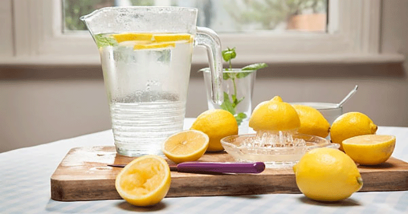 Les raisons incroyables de commencer votre journée avec de l’eau  citronnée