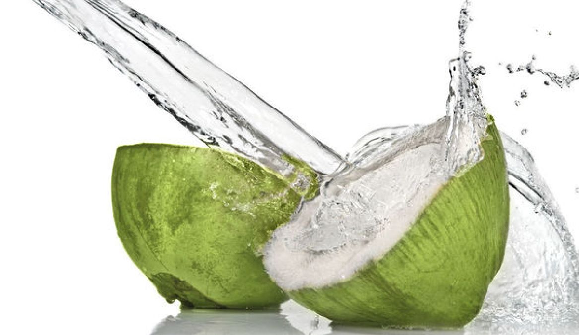 Voici ce qui arrive à votre corps quand vous buvez de l’eau de coco