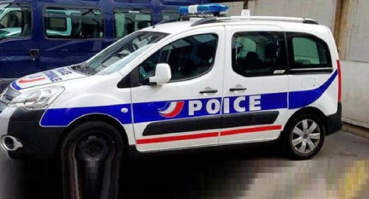 La préfecture de police a livré au commissariat de Clichy-sous-Bois une voiture sur la quelle est écrit « poice » au lieu de « police »