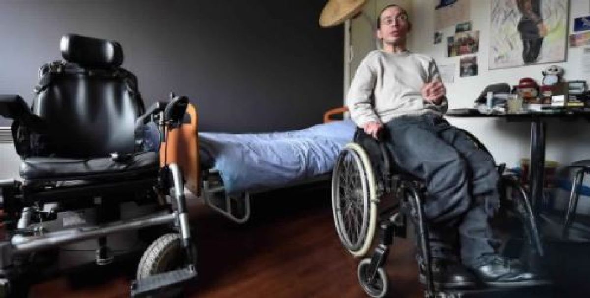 Un handicapé dont le fauteuil est tombé en panne a été obligé de passer la nuit dehors