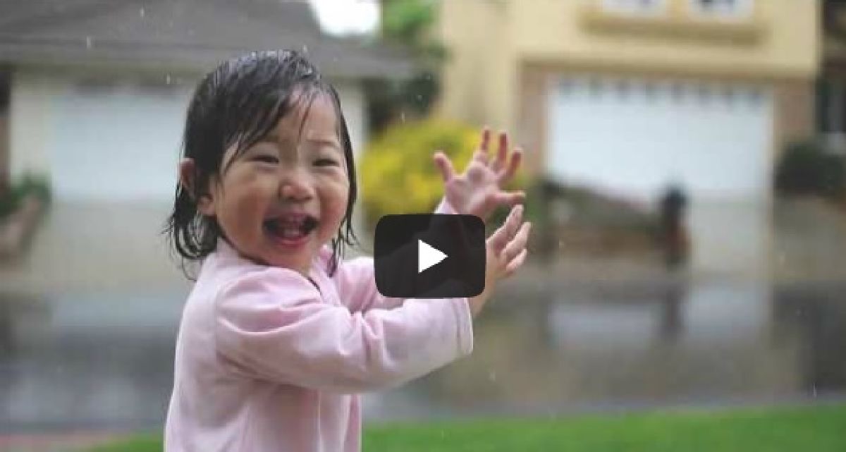 Émouvant : Une petite fille voit la pluie pour la pour la premiére fois