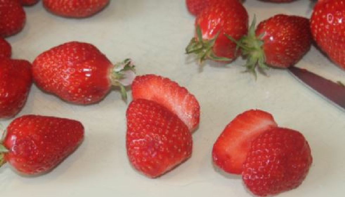 En découpant les fraises vous pouvez éviter des problèmes de santé