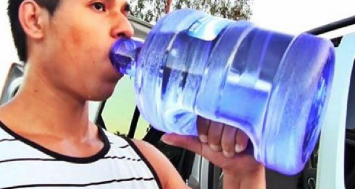 Il a décidé de boire 3 litres d’eau quotidiennement  pendant 30 jours: Les résultats sont choquants !