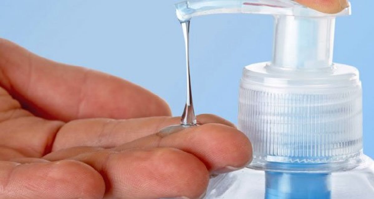 Préparez votre gel désinfectant naturel pour avoir les mains toujours propres et douces.
