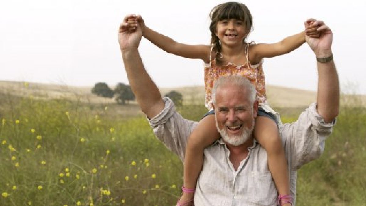 Les grands parents qui gardent leurs petits enfants ont moins de   risque de développer un Alzheimer ! Voici pourquoi