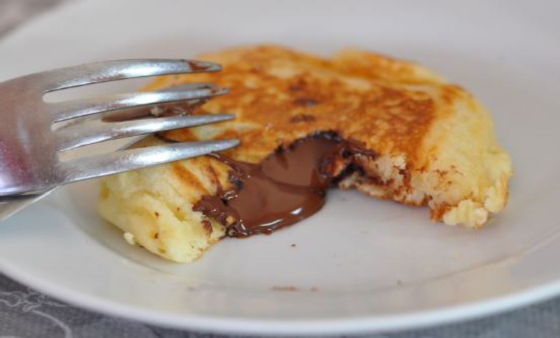 Une recette de délicieux pancakes au chocolat fourrés au caramel