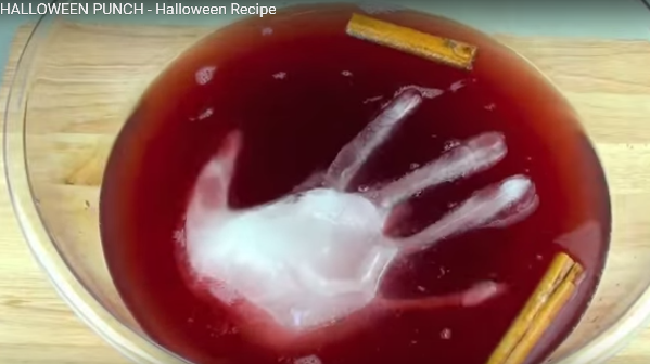 Pour Halloween, il remplit un gant avec de l’eau : découvrez l’effet qu’il crée !