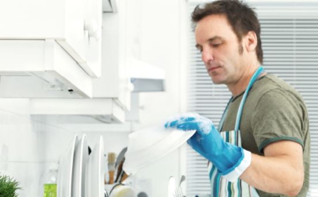 Un homme qui aide aux tâches ménagères augmenterait le risque de divorce